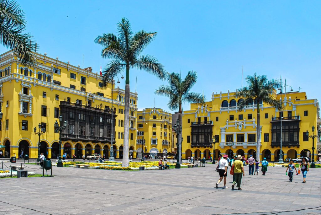 Plaza de armas de Lima y su emblemático edificio amarillo